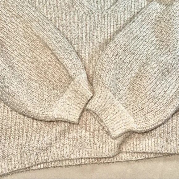 Boden Ivory Sparkle Ribbed Fluffy V-Neck Sweater Oversized Metallic Thread Sz 12 - Picture 5 of 15
